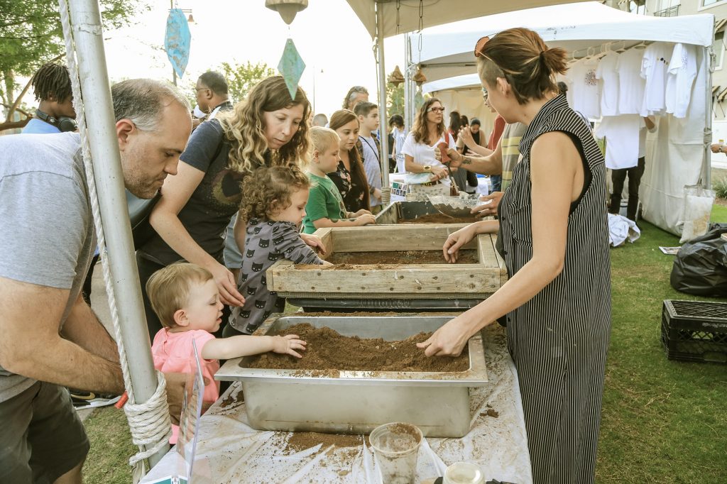 The Cosanti Foundation leads a silt-casting workshop during Canal Convergence 2019.